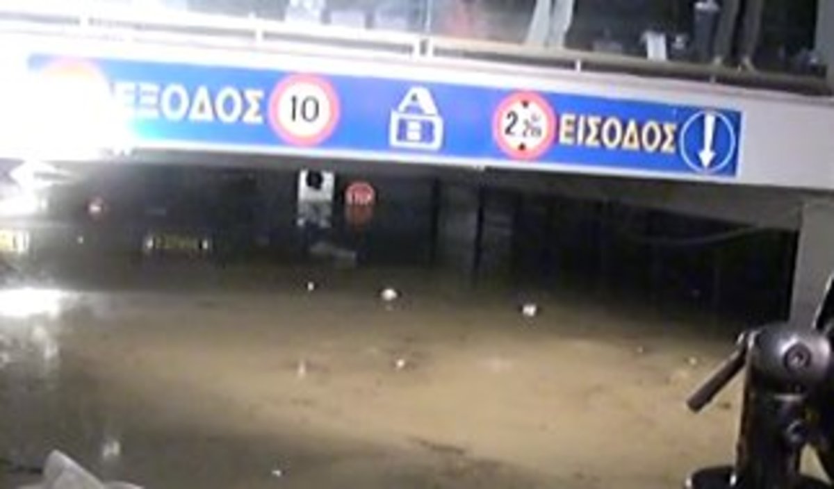 Θρίλερ σε πάρκινγκ supermarket ΑΒ στο Ίλιον που έχει πλημμυρίσει μέχρι το ταβάνι – Φόβοι για εγκλωβισμένους – Ισχυρές καταιγίδες τώρα στην Αττική