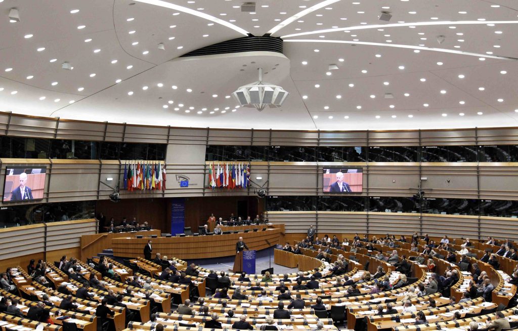 “Στενή παρακολούθηση ” των δημόσιων χρεών των κρατών – μελών ζητά το ΕΚ