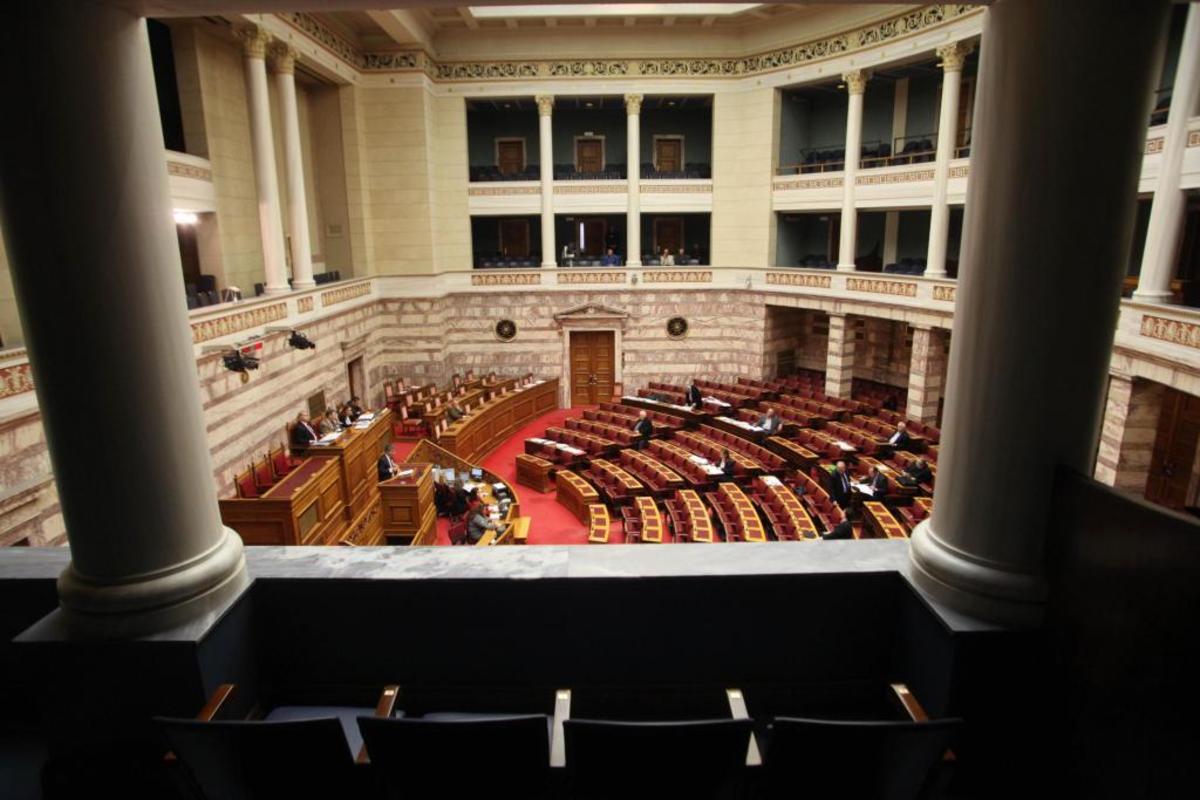 Θέατρο του παραλόγου στη Βουλή – Πρώτα αποδέχονται τροπολογίες και μετά τις απορρίπτουν!