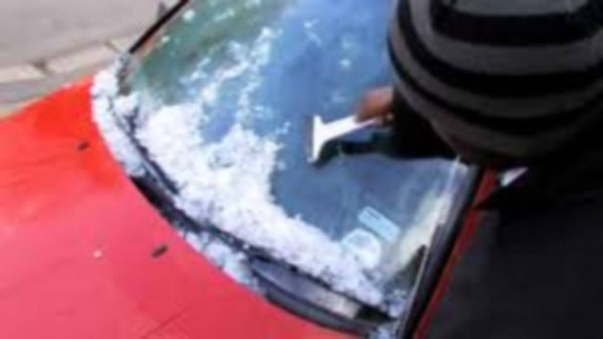 Πως να καθαρίσετε τον πάγο από το παρμπρίζ του αυτοκινήτου