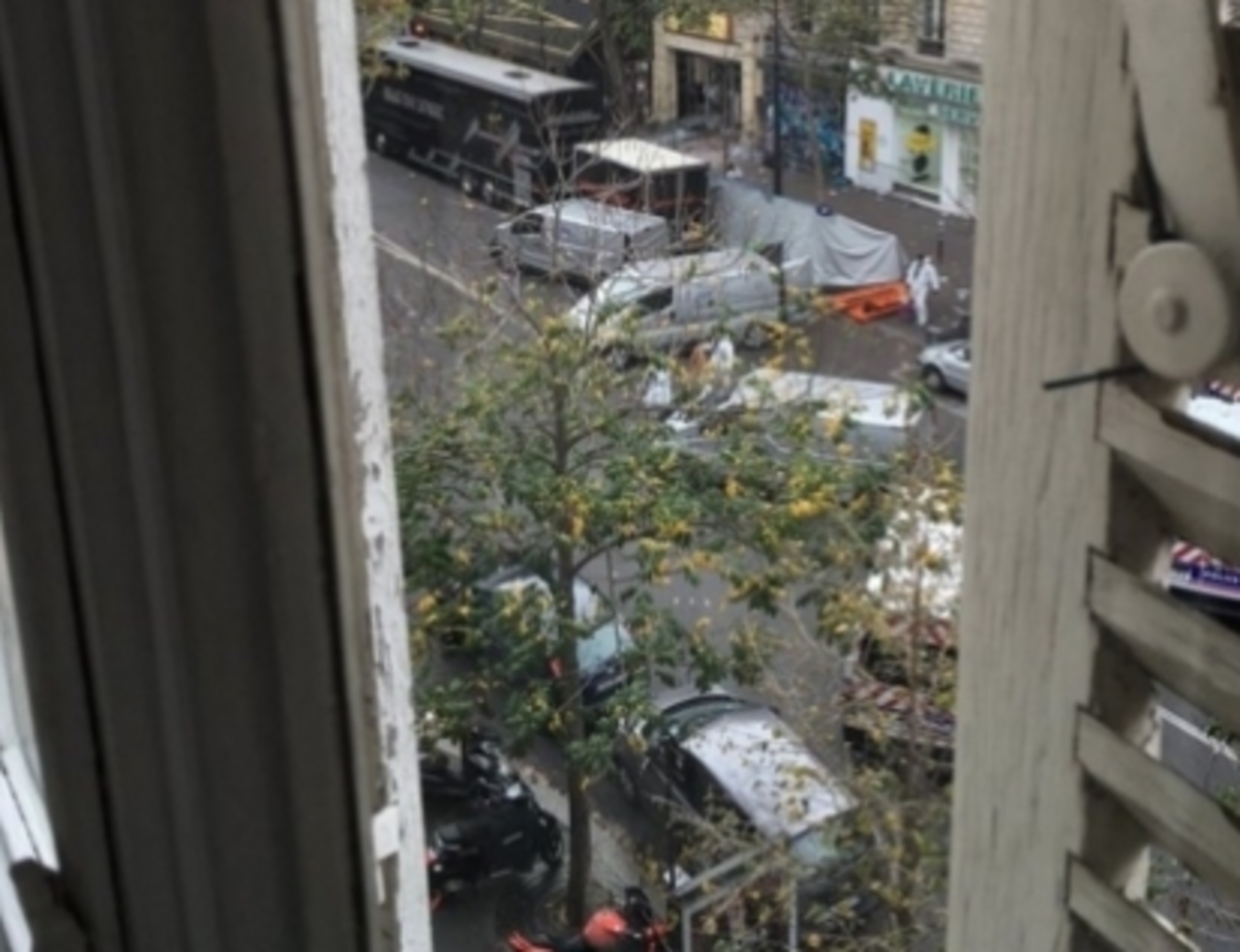 Παρίσι: Ο Σισέ σε ένα από τα σημεία της επίθεσης (ΦΩΤΟ)