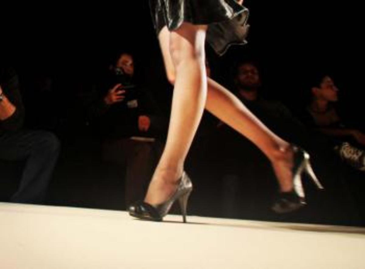 Η συμμορία με τις Porsche και η κυρία της πασαρέλας