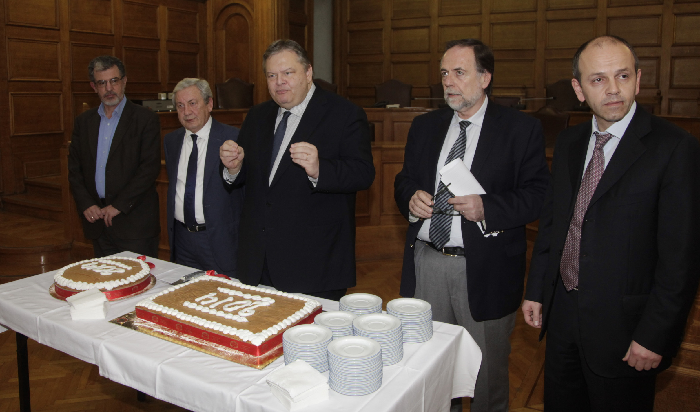 Σε ποιούς έπεσαν τα φλουριά της πίτας του ΠΑΣΟΚ