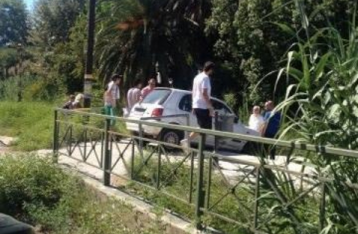 Πάτρα: «Κόλλησε» στις γραμμές το αυτοκίνητο ηλικιωμένου