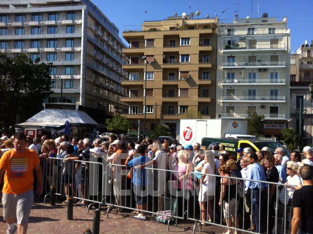 Στην ουρά κάτω από το λιοπύρι για λίγα ΔΩΡΕΑΝ λαχανικά στο Πεδίον του Αρεως