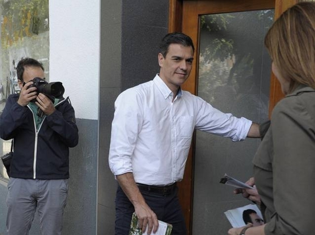 Ντροπή! Σκούπισε τα χέρια του όταν χαιρέτησε πρόσφυγες ο ηγέτης των Σοσιαλιστών στην Ισπανία (ΒΙΝΤΕΟ)