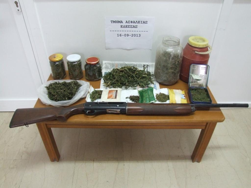 Τα βάζα με το παράνομο περιεχόμενο - ΦΩΤΟ ΕΛ.ΑΣ.