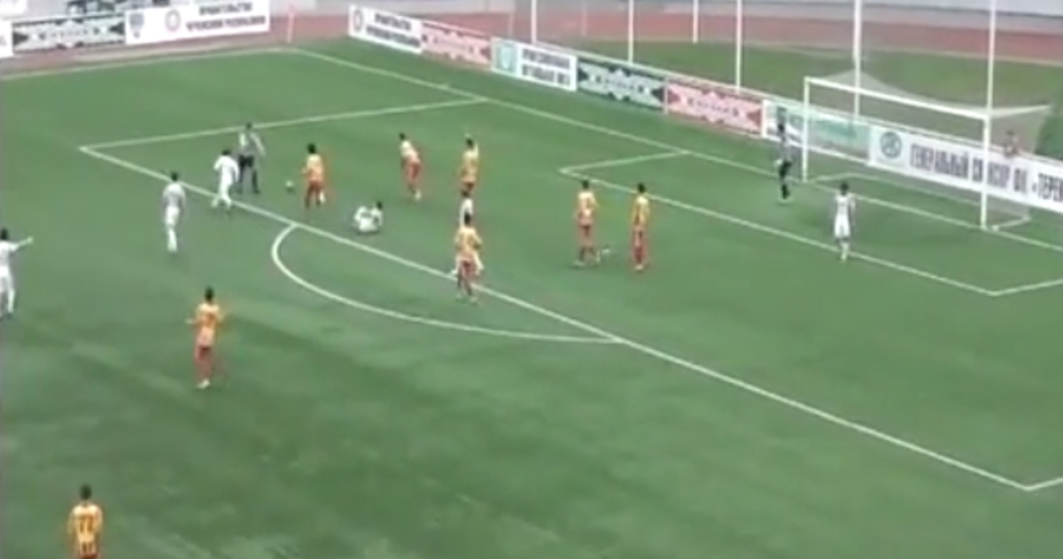 Απίστευτο “σπρώξιμο” από διαιτητή! Τρία πέναλτι σε τέσσερα λεπτά (VIDEO)