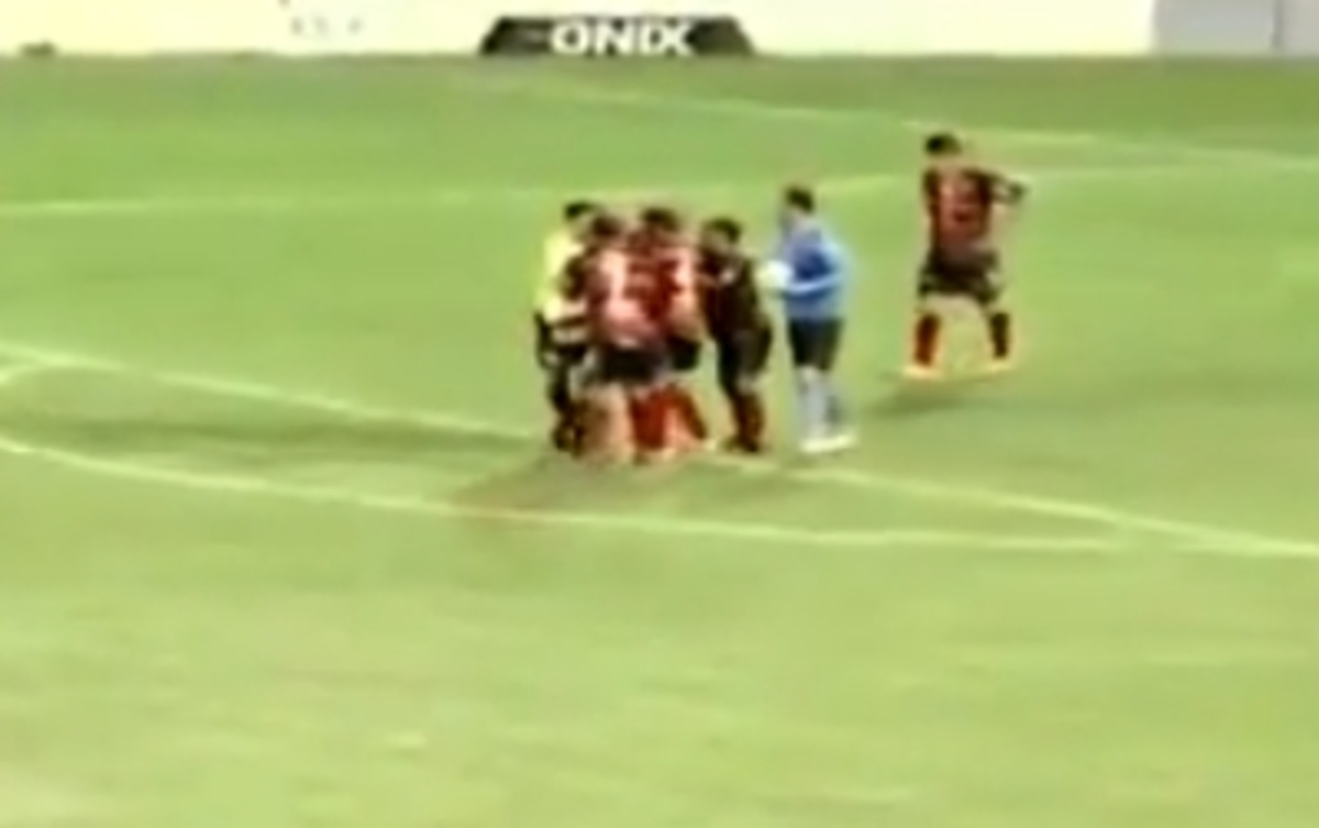 Έδωσε ανύπαρκτο πέναλτι και σφύριξε τη λήξη πριν εκτελεστεί! (VIDEO)