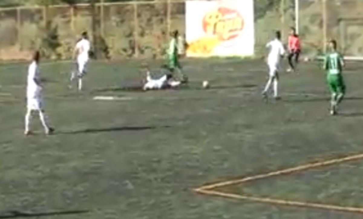 Πιο ανύπαρκτο πέναλτι δεν γίνεται! Δείτε την… εφεύρεση Έλληνα διαιτητή (VIDEO)