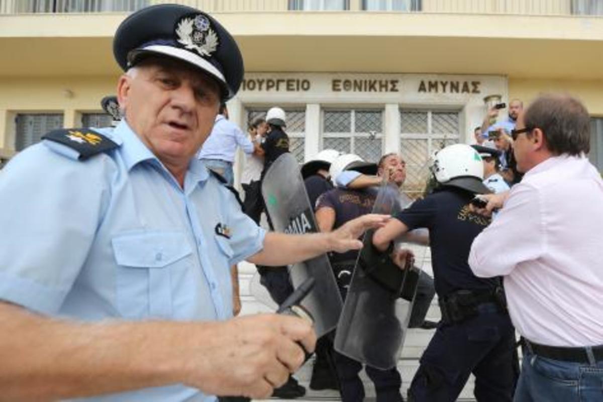 Την “εισβολή” στη τσέπη των στρατιωτικών δεν τη σταματά κανείς! Έρχεται το μείον 25%!