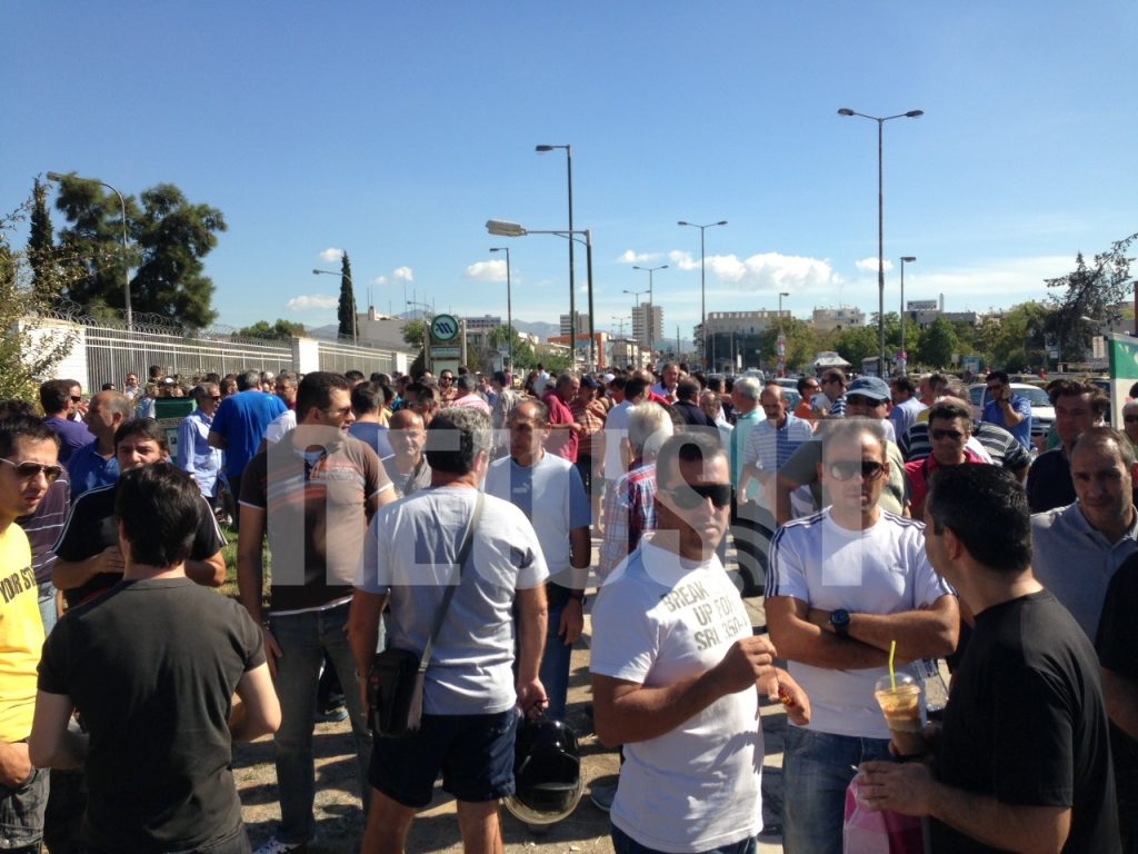 Εξω από το Υπουργείο Εθνικής Άμυνας οι εργαζόμενοι των ναυπηγείων Σκαραμαγκά - ΦΩΤΟ NEWSIT