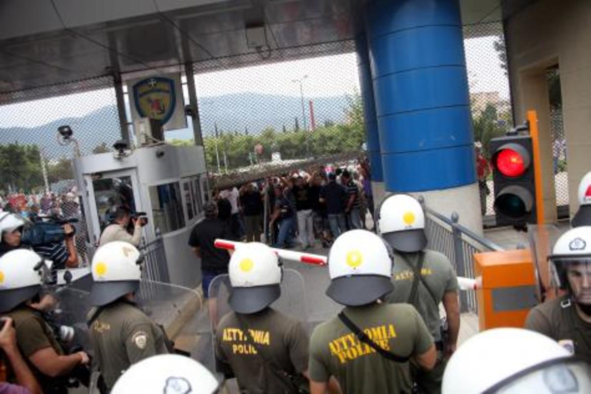 Εισβολή στο ΥΕΘΑ: Εκθέτουν τους υπουργούς οι εργαζόμενοι των Ναυπηγείων.Ήξεραν για τη συγκέντρωση