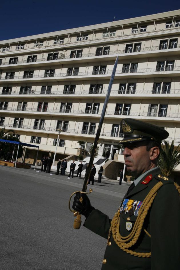 (Αξιωματικός απ[οδίδει τιμές στο Πεντάγωνο - ΦΩΤΟ ΑΡΧΕΙΟΥ EUROKINISSI
