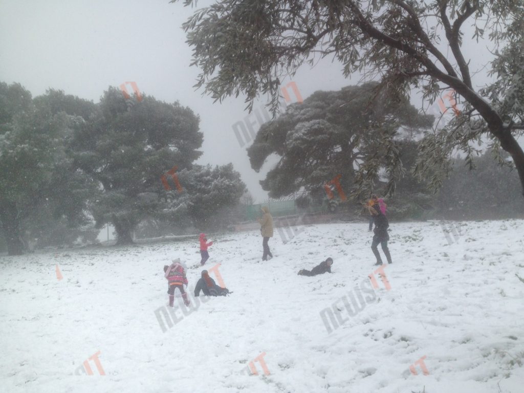 Λευκό τοπίο στην Πεντέλη – Υπέροχες ΦΩΤΟ και VIDEO