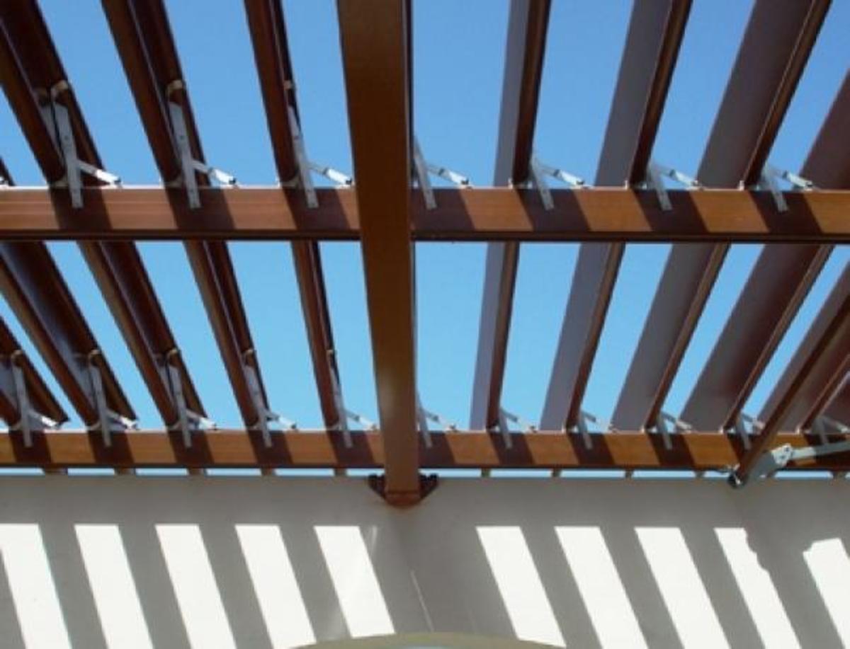 Κλέβουν ως και τις πέργκολες!