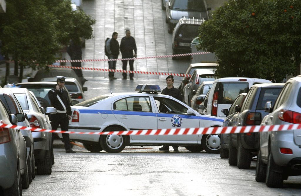 Ληστείες σε δύο σούπερ μάρκετ στο κέντρο της Αθήνας – “Μπούκαραν” με όπλα