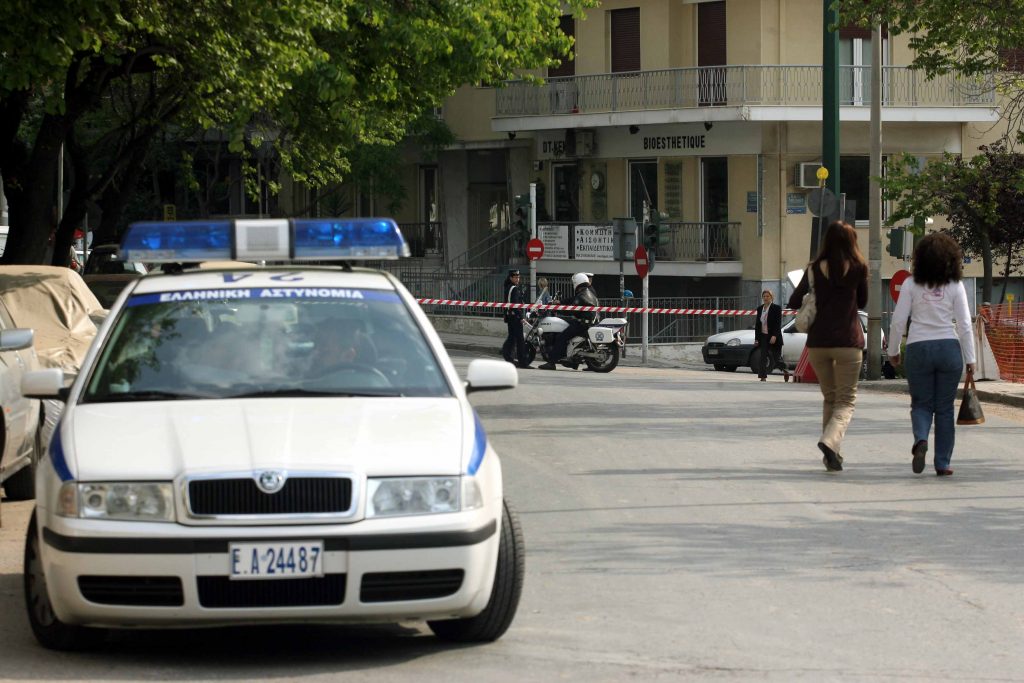 Έριξαν τζιπ, πυροβόλησαν τη τζαμαρία, αλλά στην τράπεζα δεν μπήκαν!