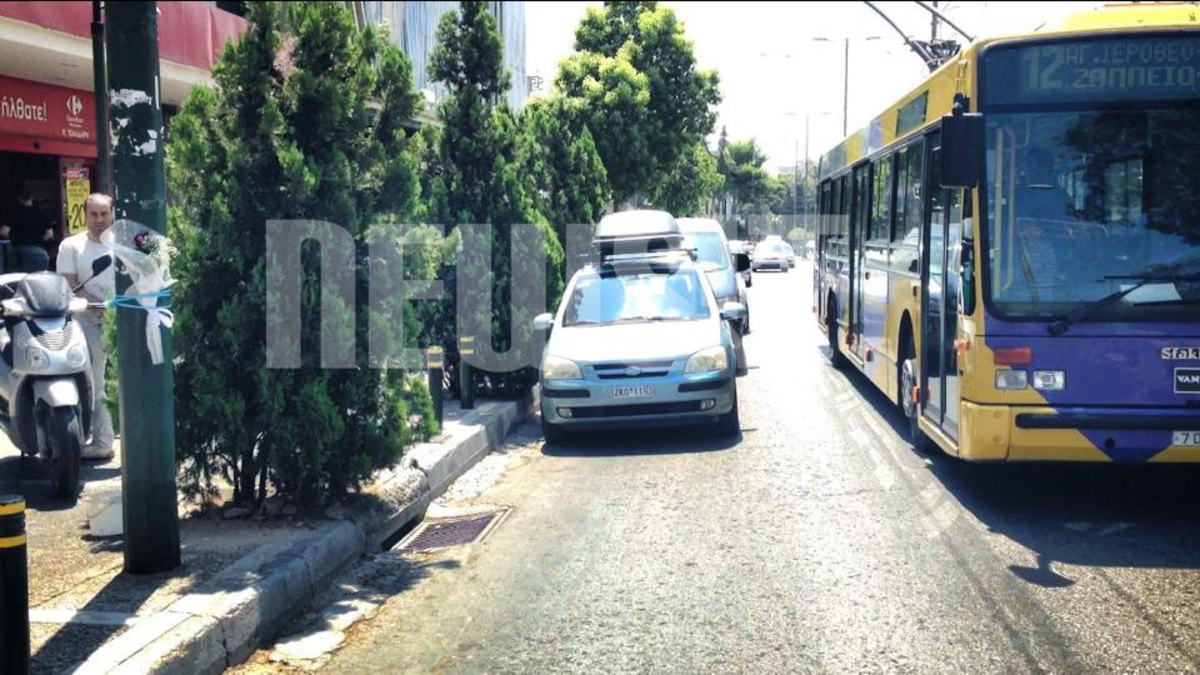 Λίγα λουλούδια στο σημείο που έπεσε ο άτυχος 19χρονος ΦΩΤΟ NEWSIT