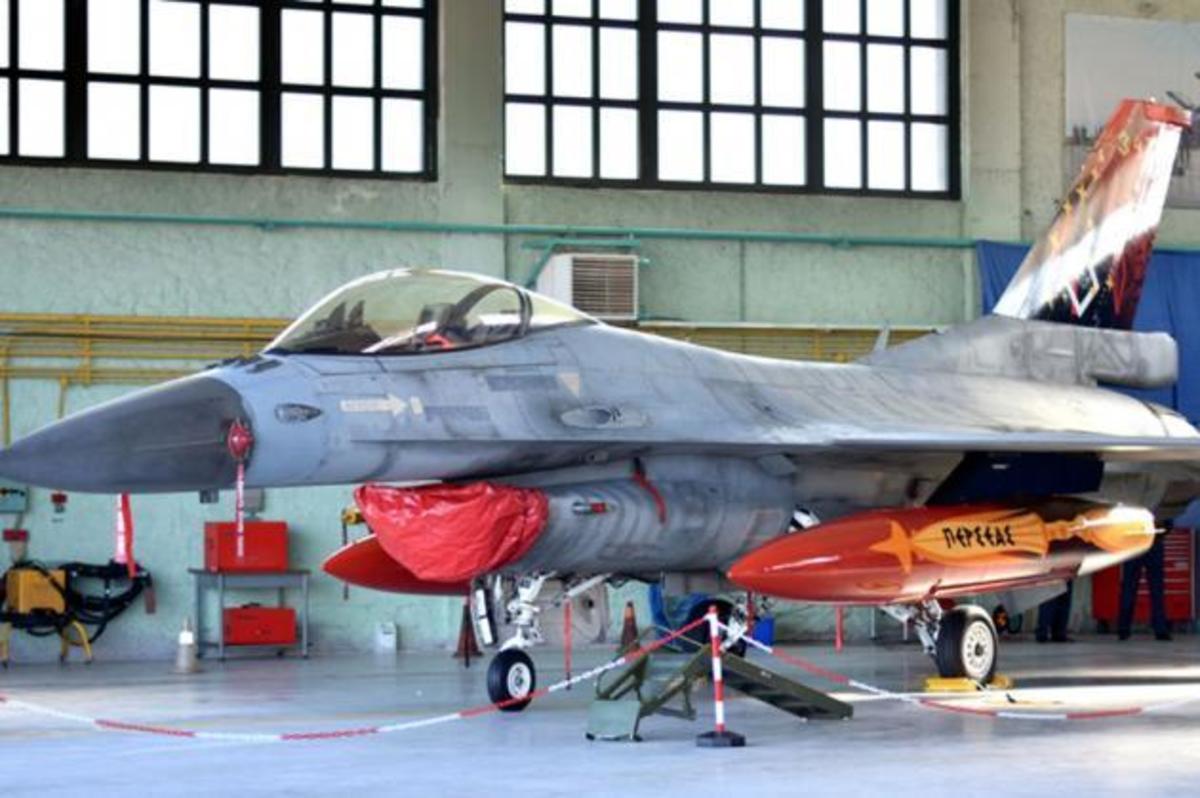 Δείτε τη στιγμή της ”μεταμόρφωσης” του επετειακού F-16 Περσέα [pics,vids]