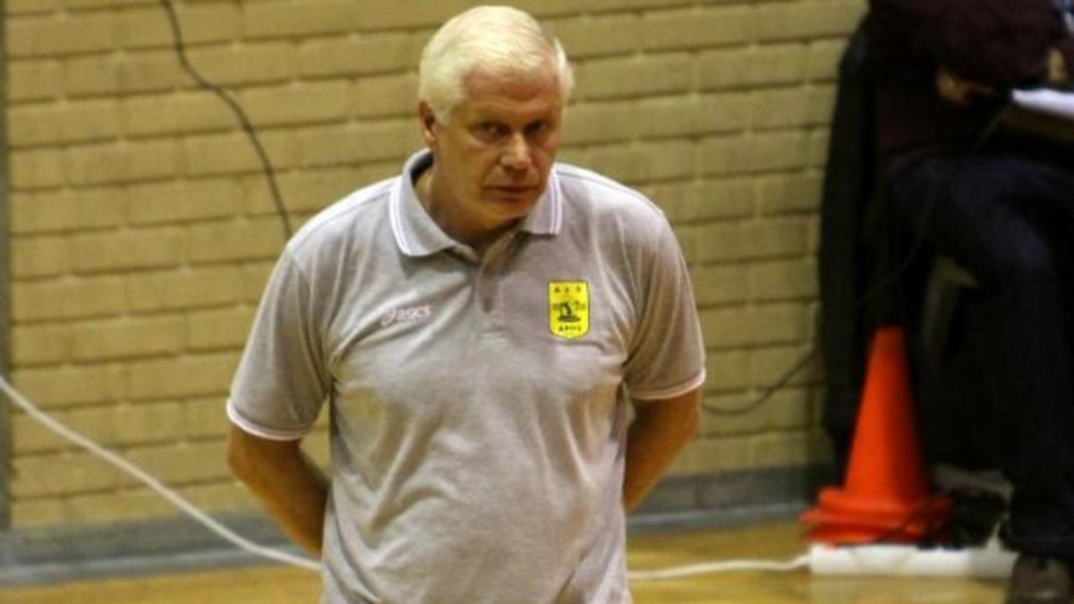 Έπαθε ανακοπή στον πάγκο ο προπονητής του Άρη!
