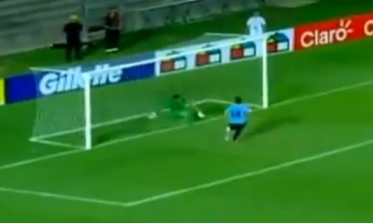 Φανταστική διπλή επέμβαση από νεαρό τερματοφύλακα (VIDEO)