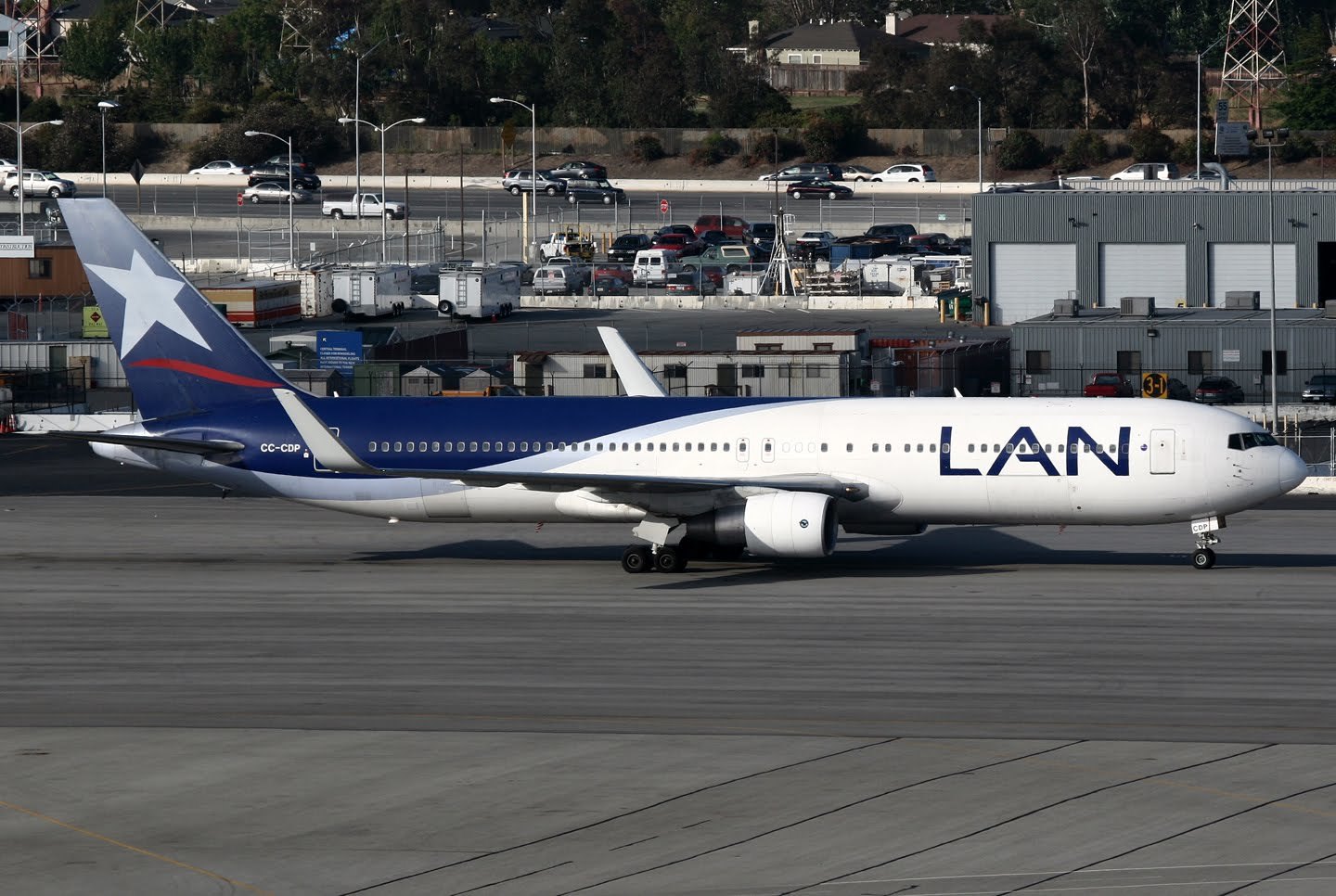 Υπουργός έβρισε και έσπρωξε εργαζόμενη σε αεροπορική εταιρεία