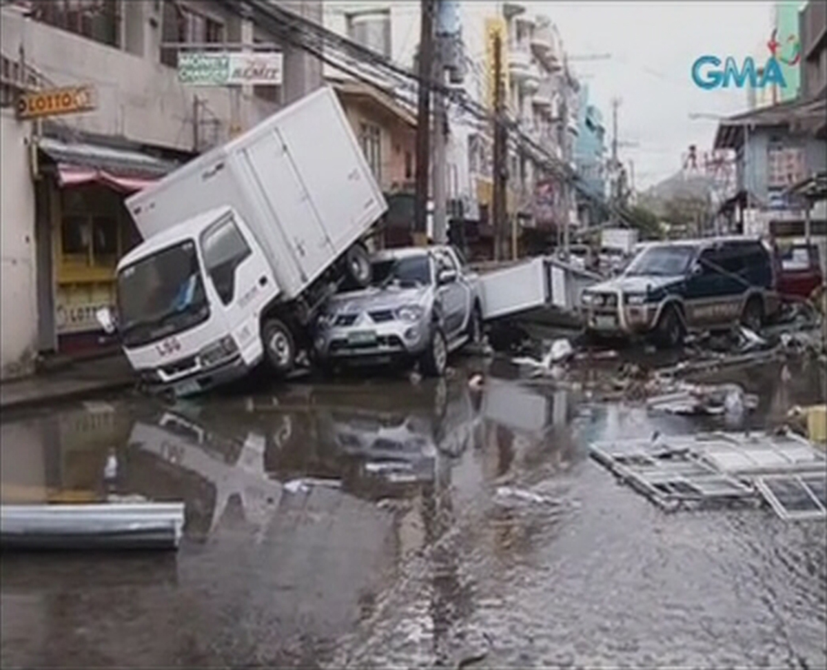 Τουλάχιστον 100 οι νεκροί από τον τυφώνα στις Φιλιππίνες (ΦΩΤΟ)