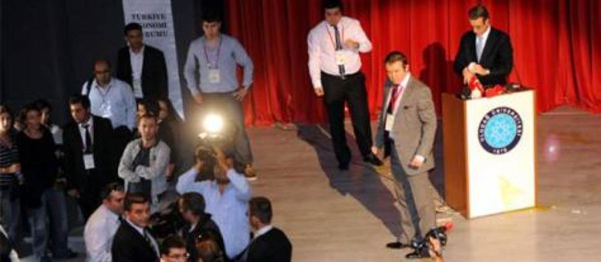 Τούρκοι φοιτητές πέταξαν αυγά στον εκπρόσωπο του ΔΝΤ – Δείτε βίντεο