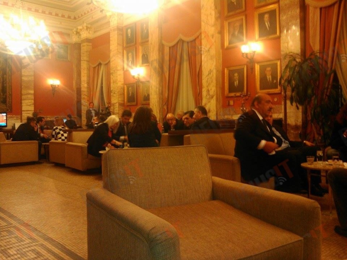 Πηγαδάκια “γαλάζιων” βουλευτών στο εντευκτήριο για την εκλογή Προέδρου Δημοκρατίας
