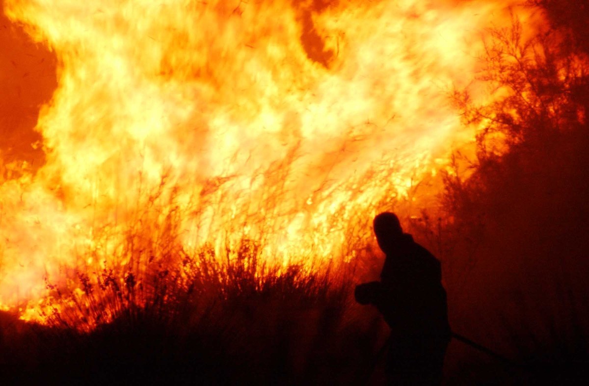 Μεγάλη πυρκαγιά σε αποθήκη στον Πειραιά – Απεγκλώβισαν ένα άτομο