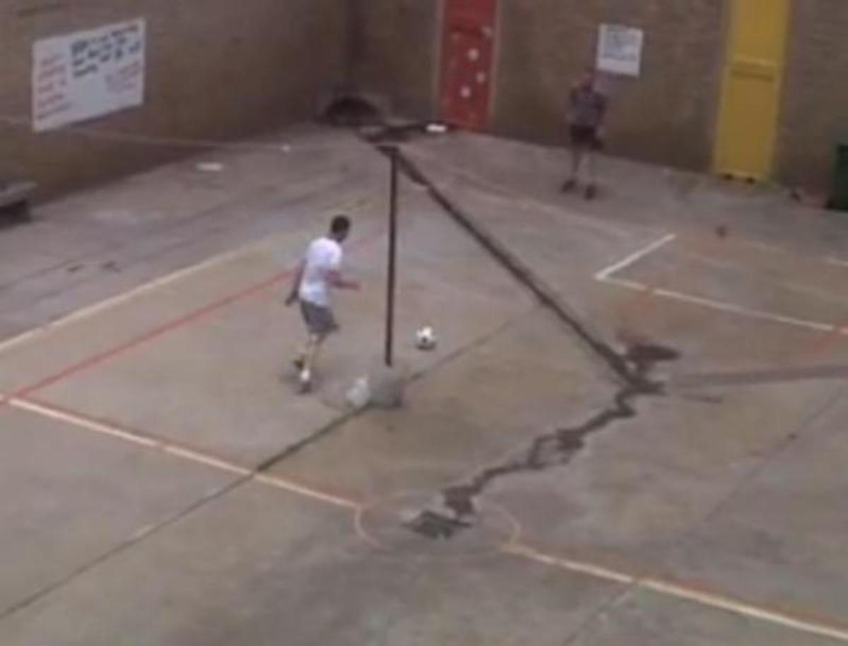 Παίζει μπαλίτσα ο Πιστόριους – Εξαγριωμένοι για τα προνόμια οι κρατούμενοι (ΒΙΝΤΕΟ)