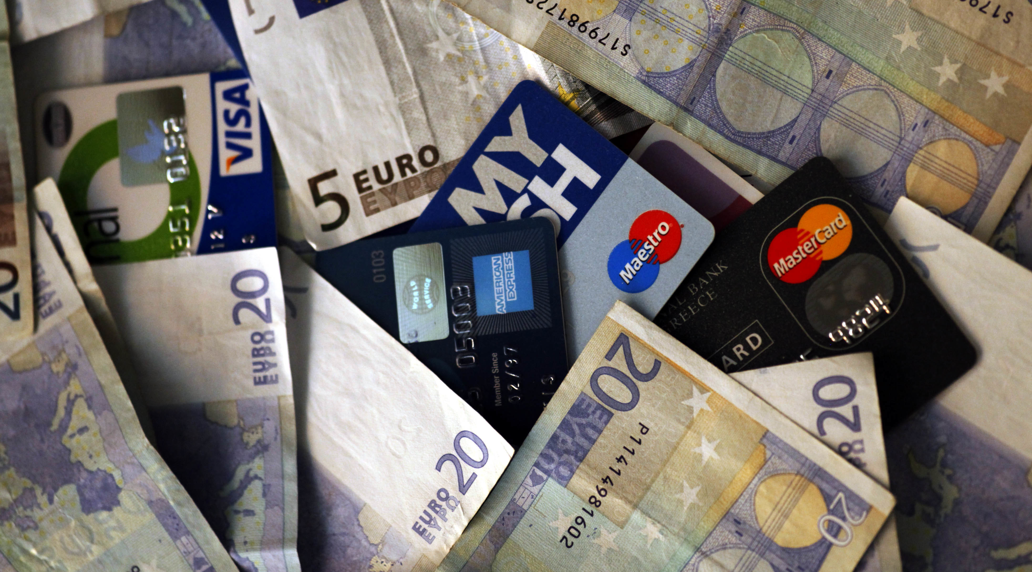 Πώς μπορείτε να πληρώσετε τους φόρους και τα χαράτσια με πιστωτική κάρτα – Τα οφέλη και οι “παγίδες”