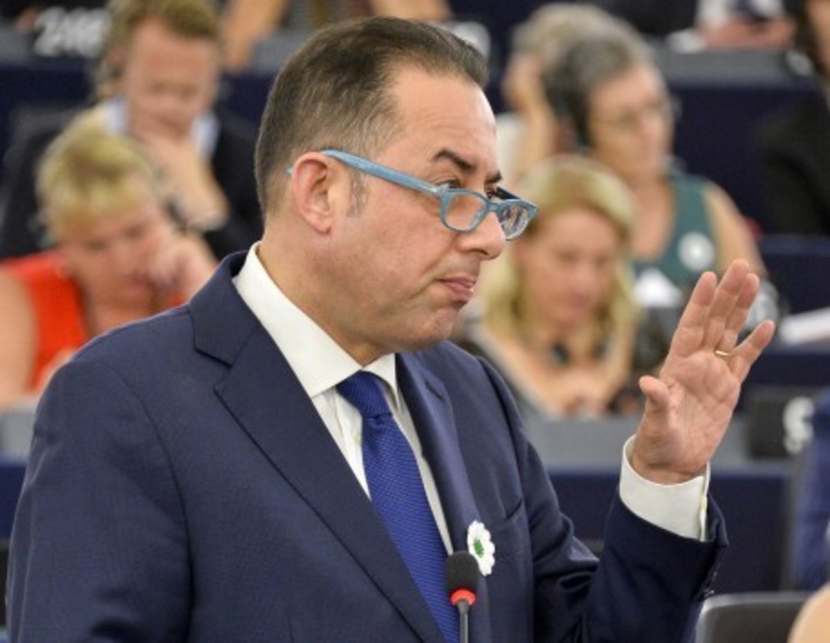 “Η Μέρκελ να τηρήσει τις δεσμεύσεις της και να μην ψάχνει για δικαιολογίες”