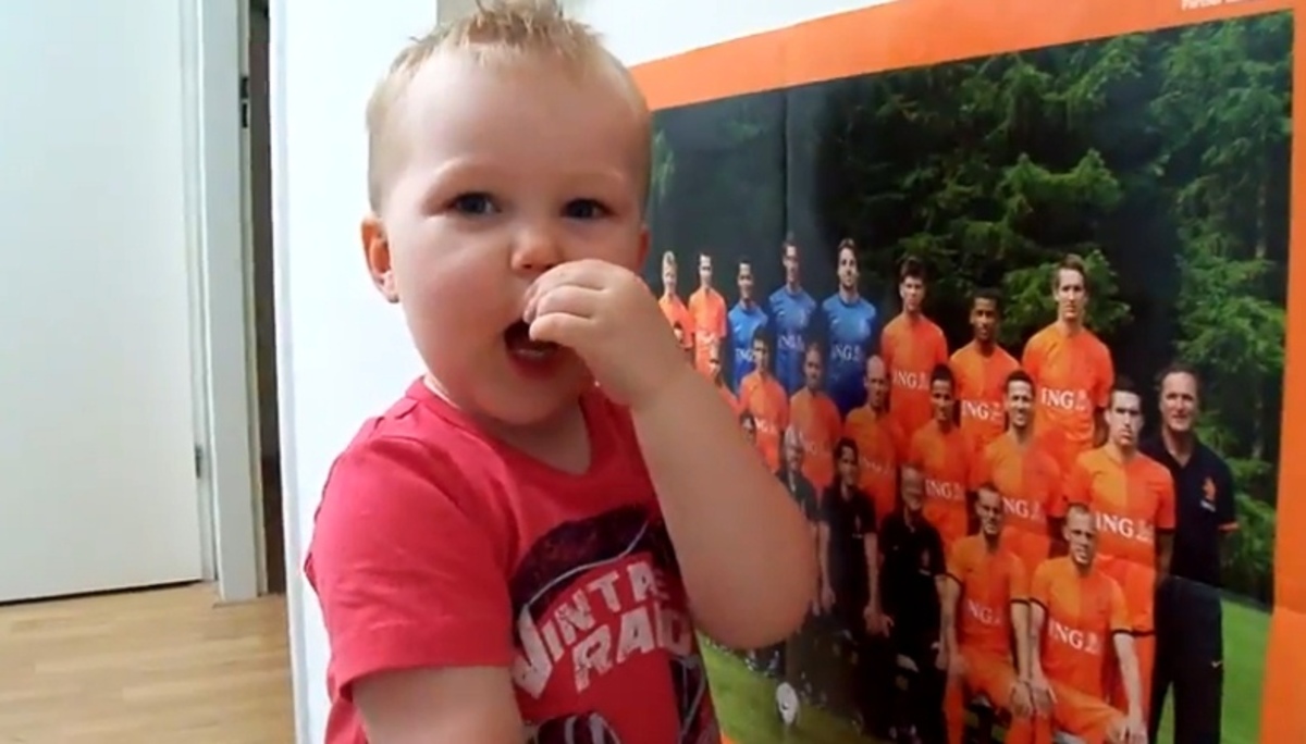 Απίστευτος πιτσιρικάς – Ξέρει απ’ έξω την Εθνική Ολλανδίας! (VIDEO)
