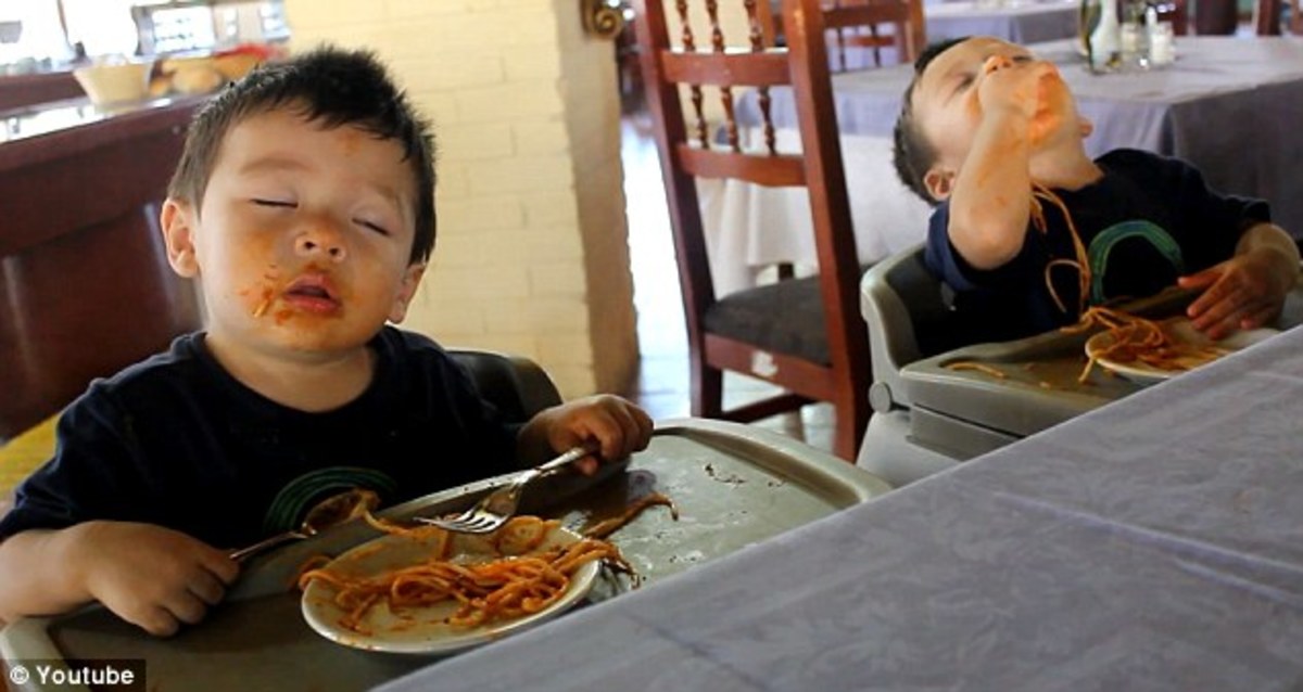 Δίδυμα τρώνε μακαρόνια και κοιμούνται όρθια! Απολαυστικό VIDEO