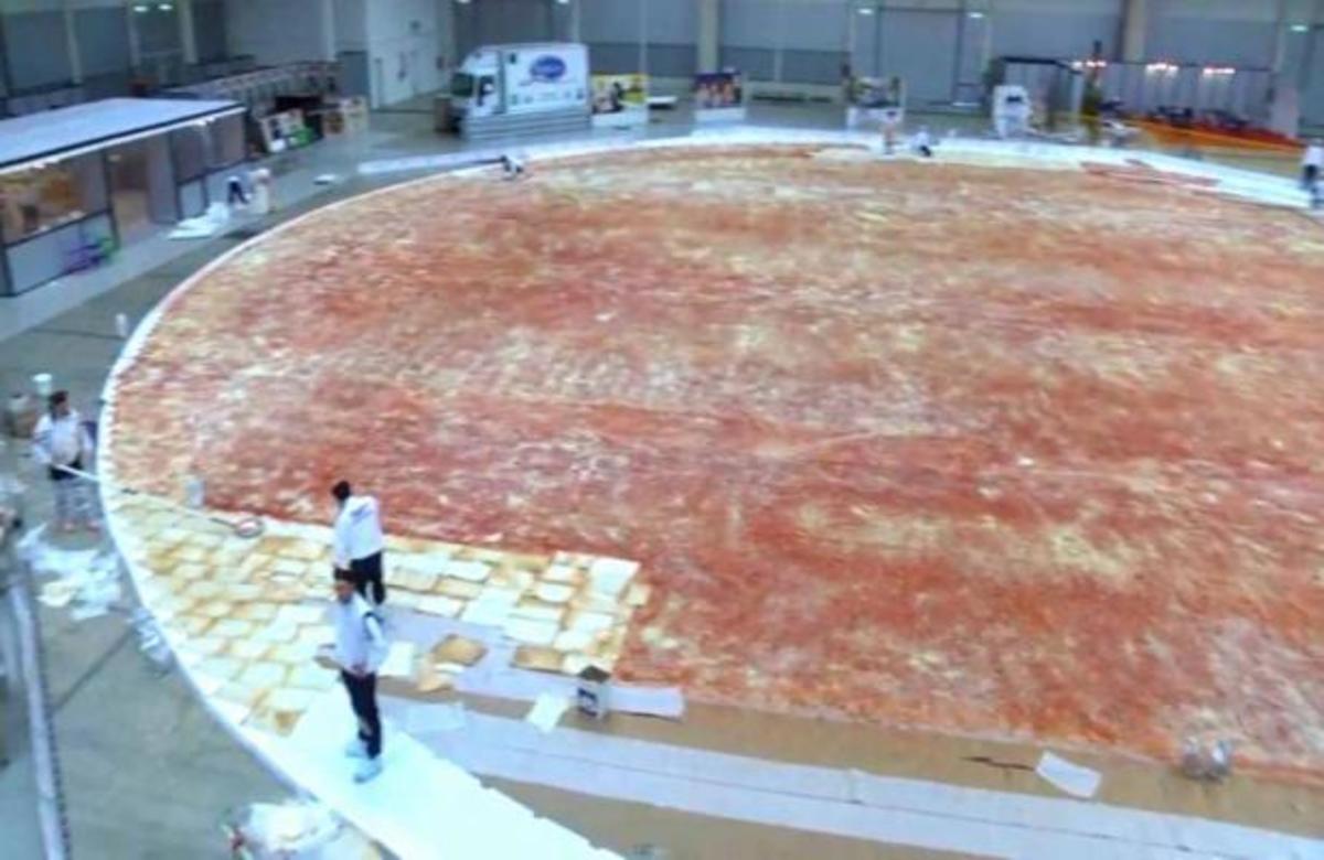 Αυτή είναι η μεγαλύτερη πίτσα του κόσμου! ΒΙΝΤΕΟ