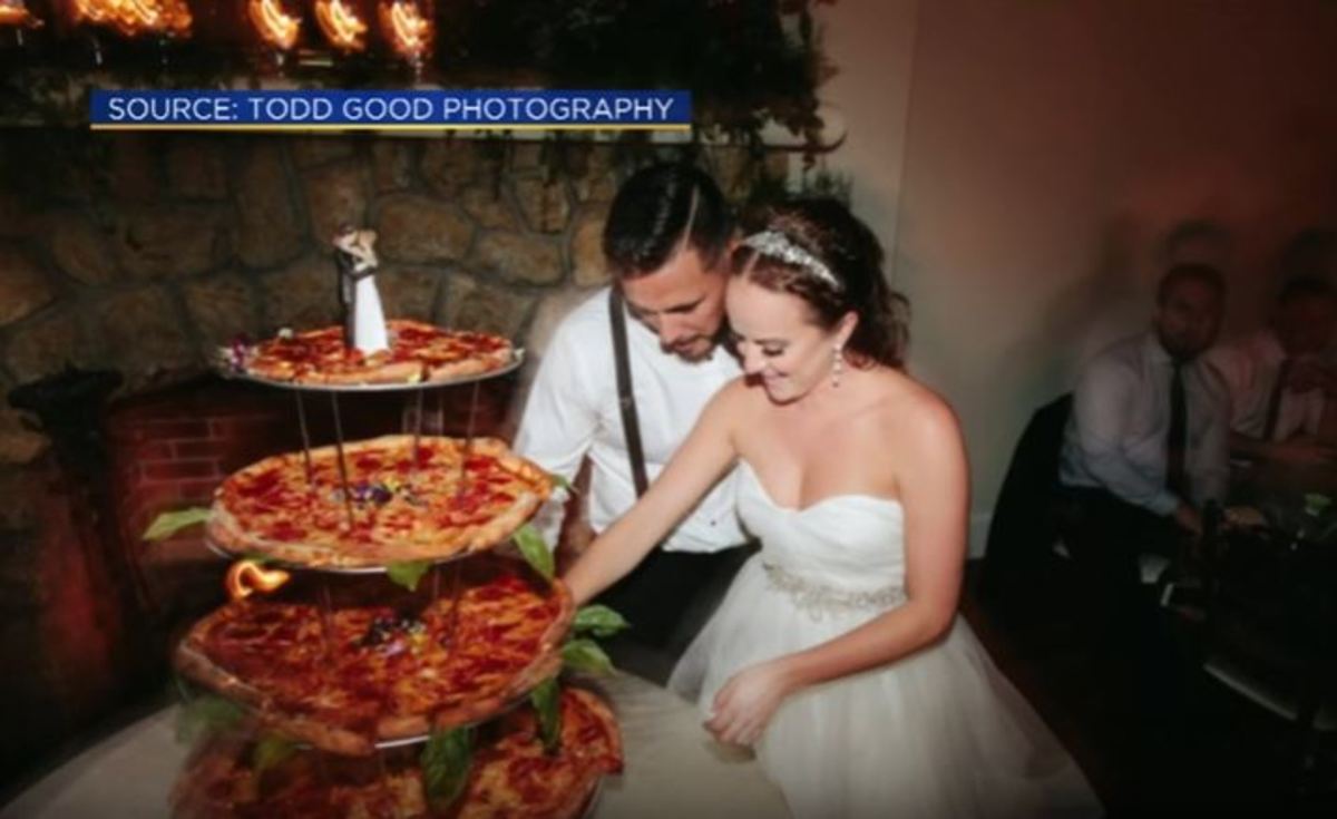 Ζευγάρι μοίρασε στους καλεσμένους αντί τούρτα γάμου…πίτσα! [vid]