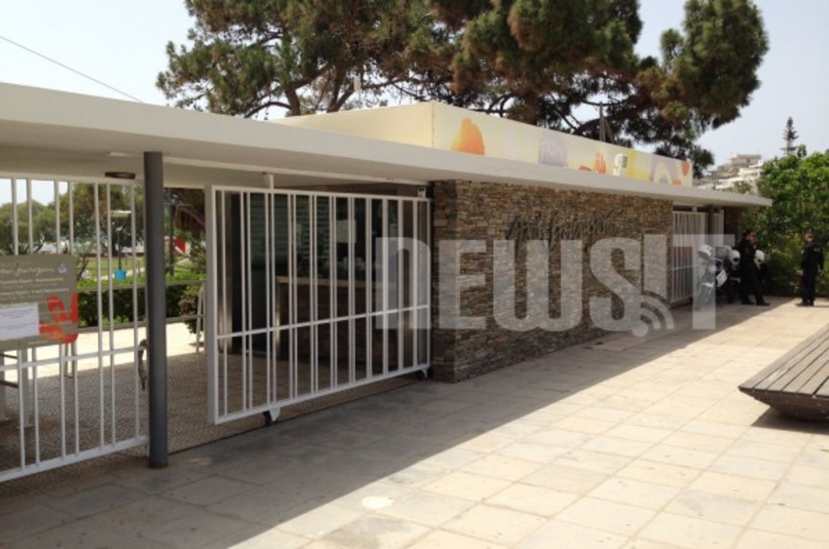Πήγαν στην πλάζ της Βουλιαγμένης και βούτηξαν στα… χρηματοκιβώτια!