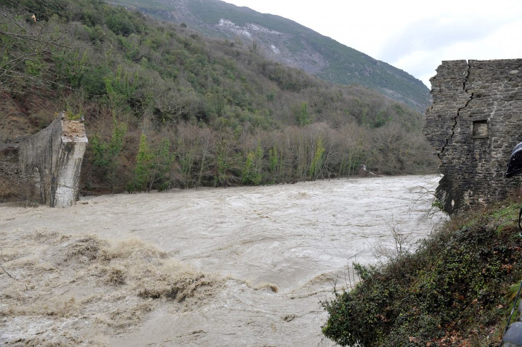 ΥΠΠΟ: Πώς θα αναστηλωθεί το ιστορικό γεφύρι της Πλάκας