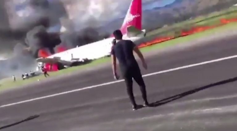 Τρόμος στον αέρα! Αεροπλάνο τυλίχθηκε στις φλόγες – Βγήκε από τον αεροδιάδρομο [vid]