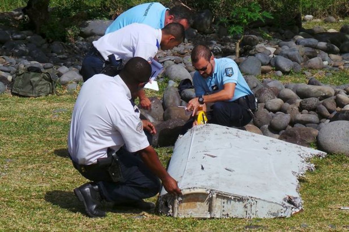 Συνεχίζεται το θρίλερ της πτήσης ΜΗ370: Έκαψαν συντρίμμια που ξέβρασε το νερό