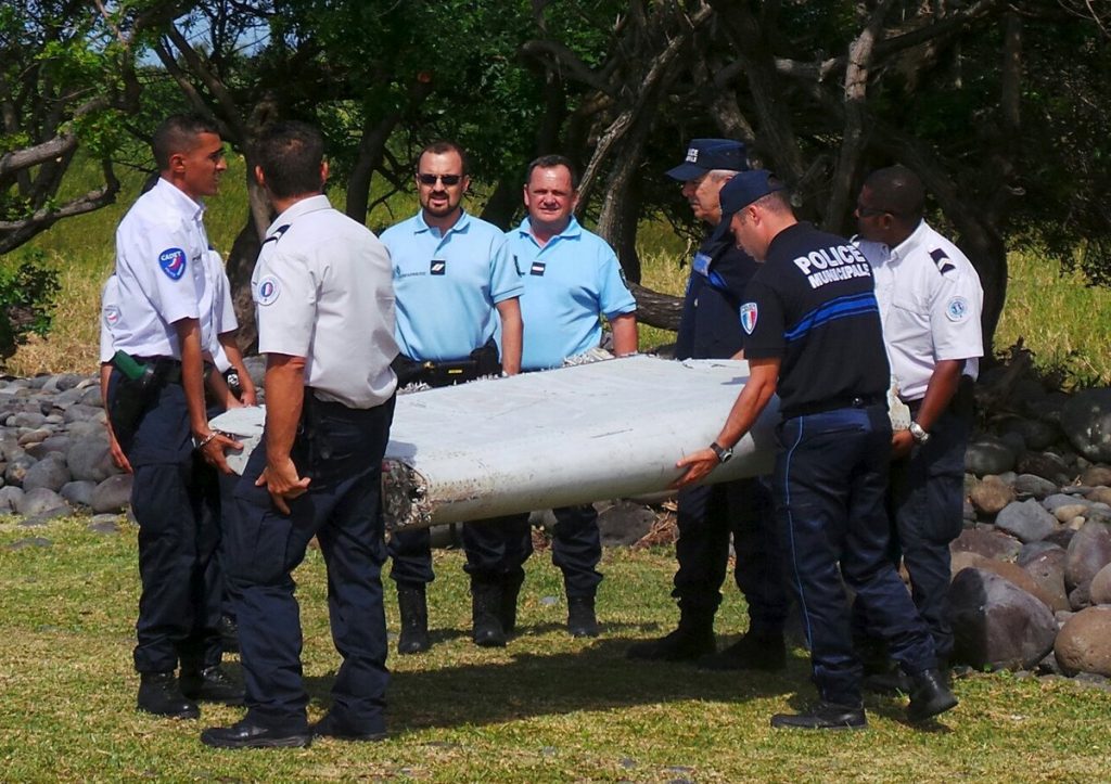MH370 – Malaysia Airlines: Βρήκαν βαλίτσα μετά τα συντρίμμια αεροσκάφους (ΒΙΝΤΕΟ + ΦΩΤΟ)