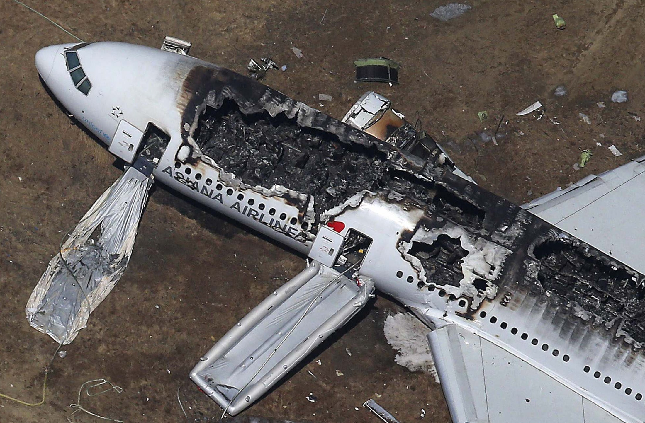 Сколько падает самолет. Катастрофа Boeing 777 в Сан-Франциско. Крушение Боинга 777 в Сан Франциско. Самолет Боинг 777 катастрофа. Boeing 777 «Asiana Airlines катастрофа в Сан Франциско.