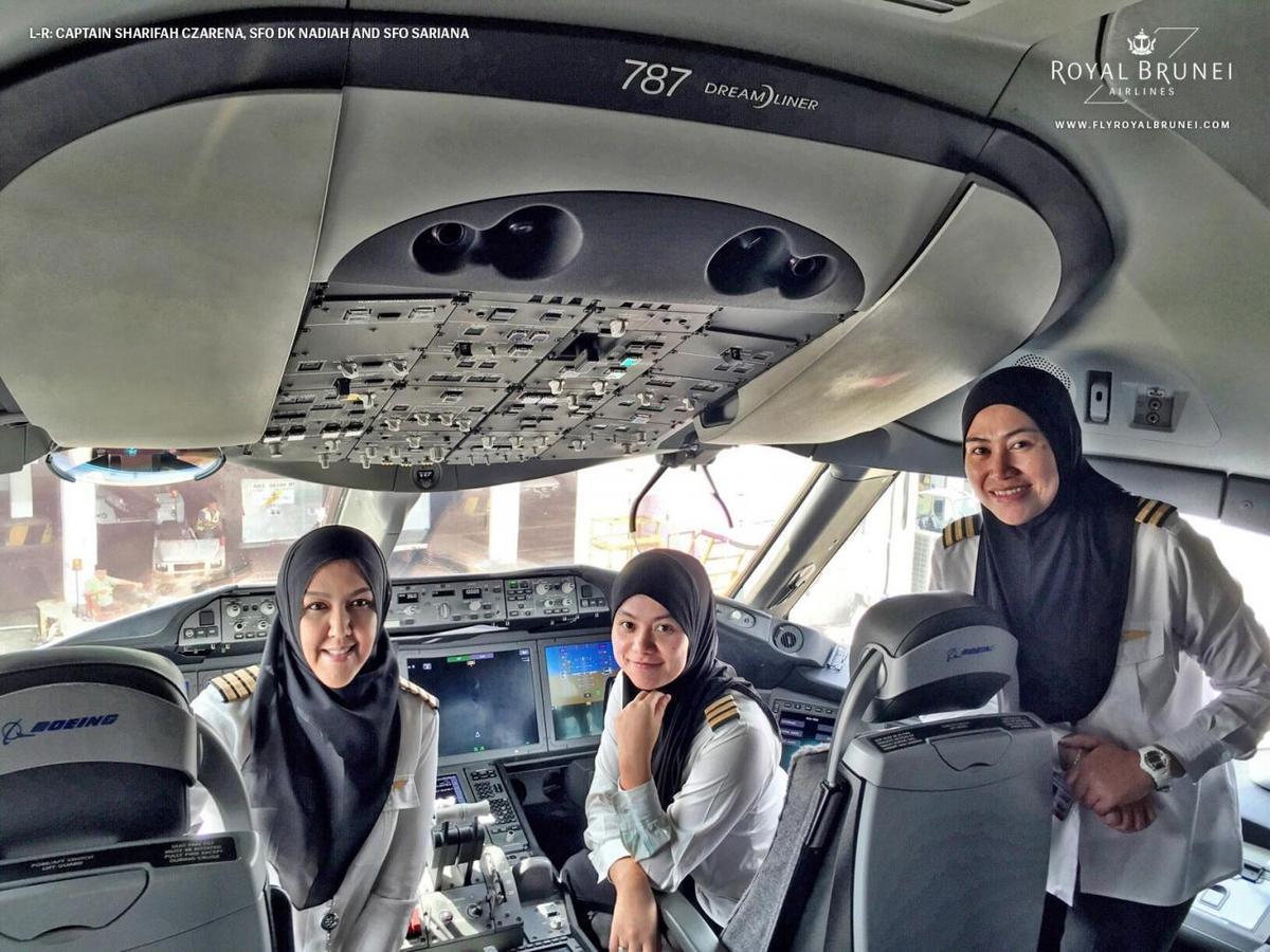 Ένα αεροπλάνο μόνο με γυναικείο πλήρωμα – Το προσγείωσαν σε χώρα όπου απαγορεύεται να οδηγούν!