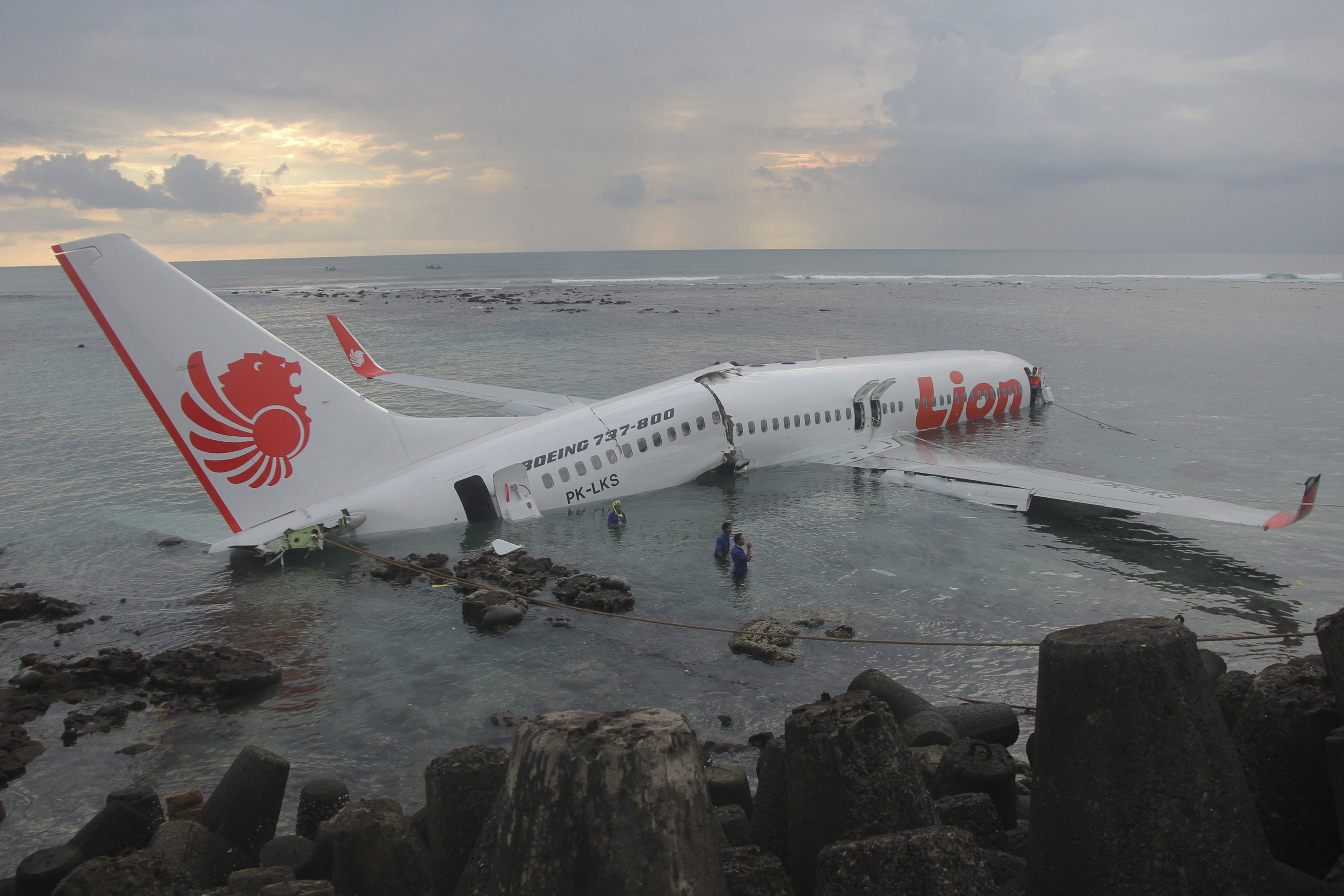 Авиакатастрофа море. Индонезия Боинг 737 крушение. Boeing 737 Max Lion Air. Катастрофы самолетов Boeing 737 Max.