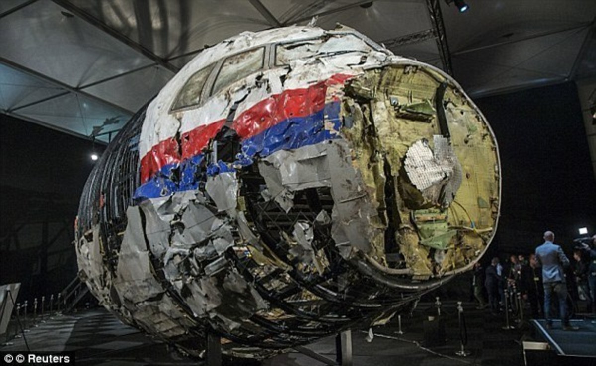 Απόκοσμες εικόνες από το εσωτερικό της μοιραίας πτήσης MH17 [pics,vids]