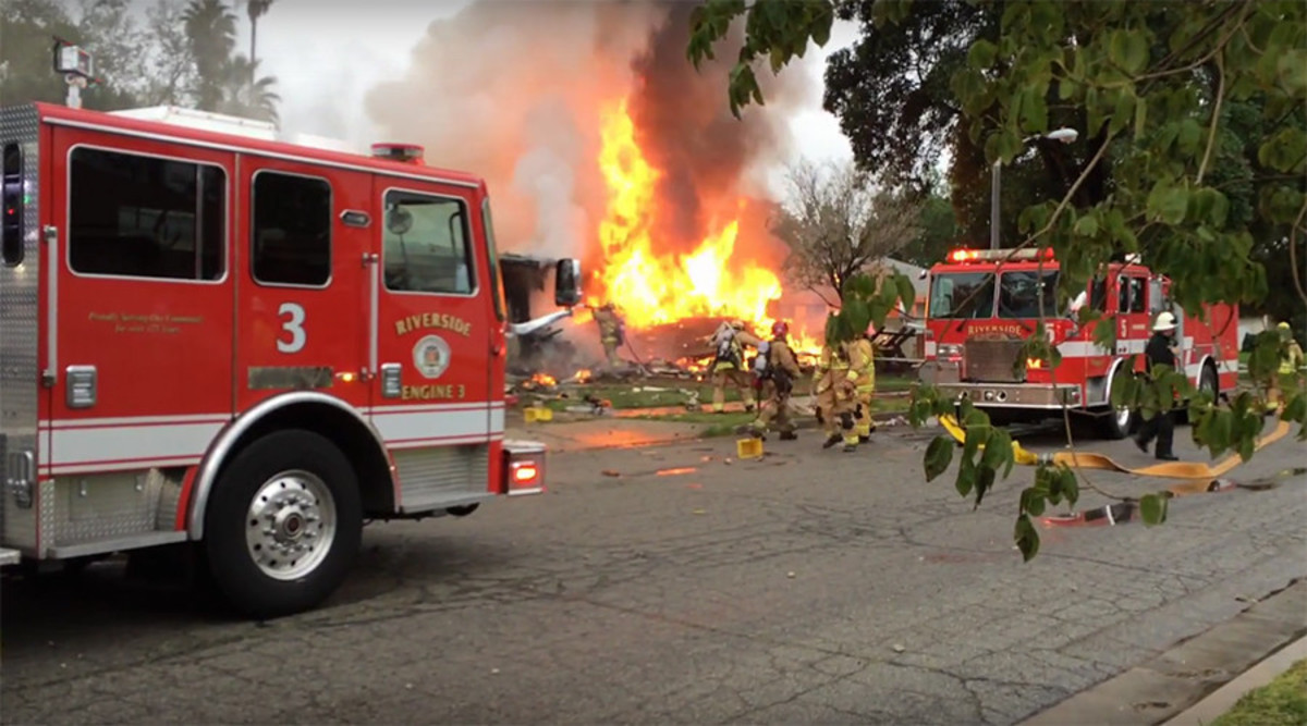 Αεροπλάνο έπεσε σε σπίτια στην Καλιφόρνια [pics, vids]