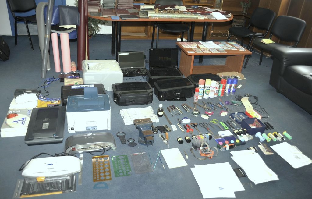 Σε οργανωμένο εργαστήριο έφτιαχναν πλαστά διαβατήρια