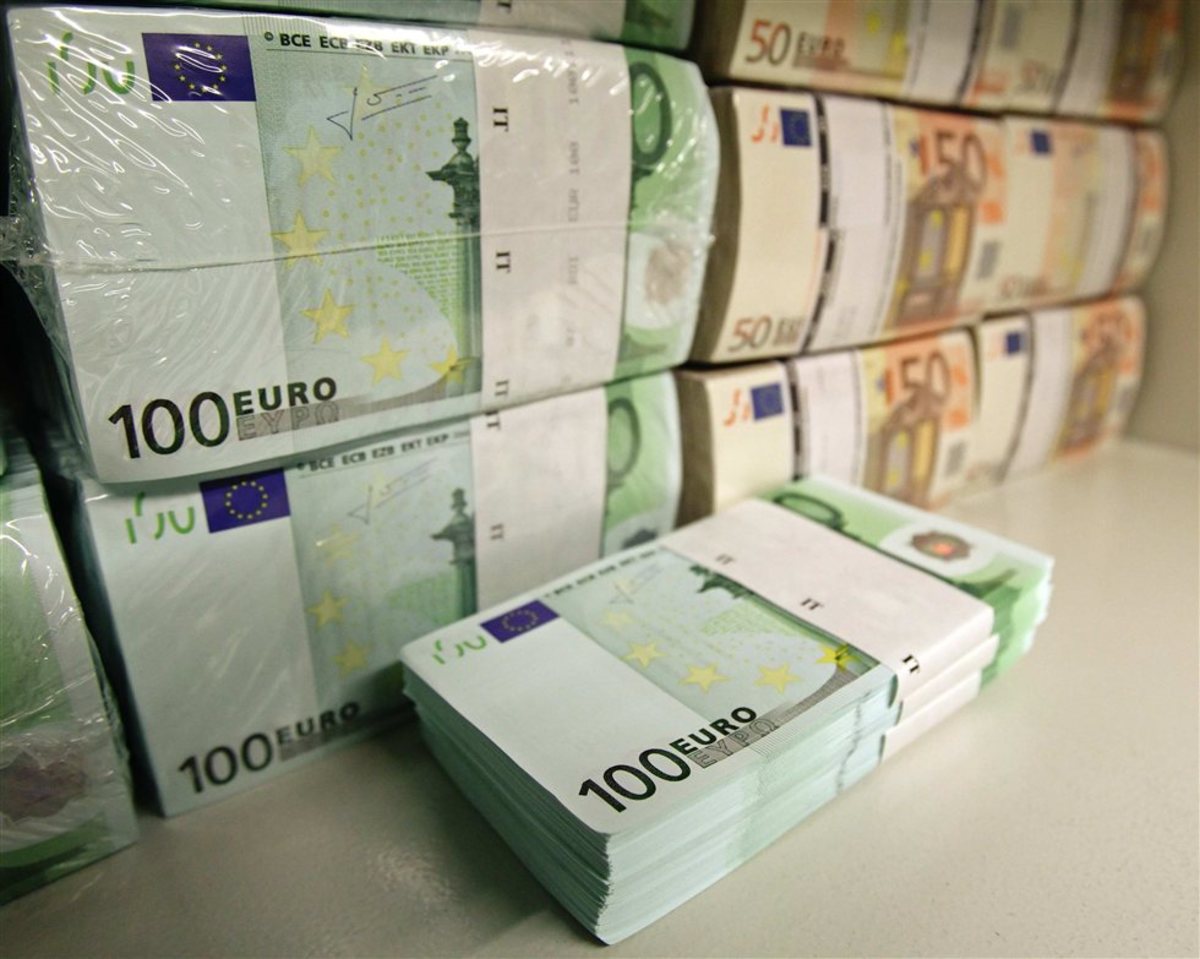 1ton в рублях. Пачка купюр 100 евро. Пачки денег евро. Много пачек денег евро. Куча пачек евро.